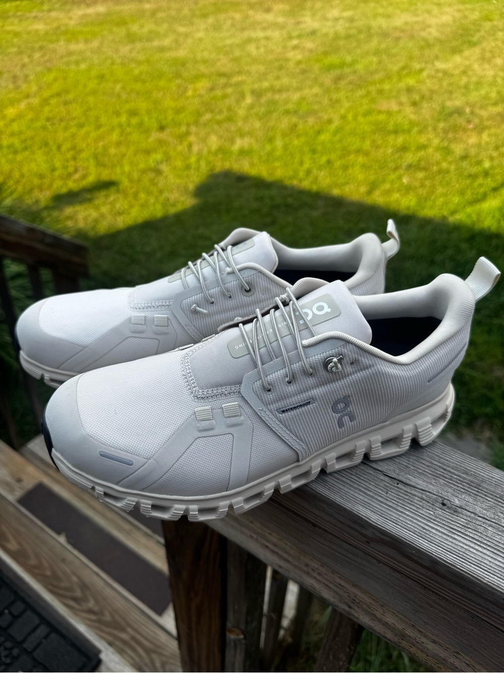 On Running Women Cloud Sneakers in White and Light Gray - Picture 3 of 4